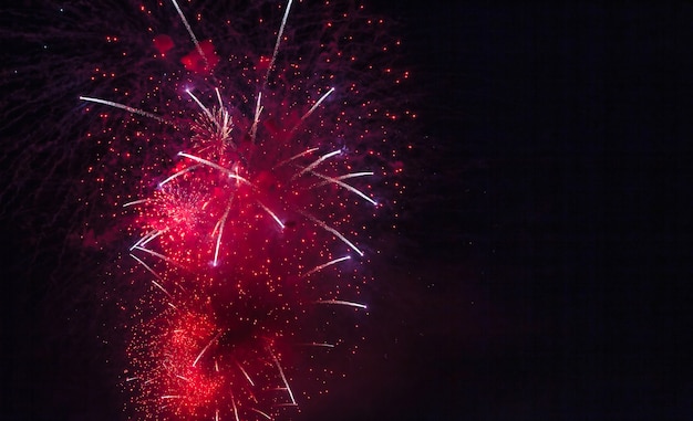 Feiertagsfeuerwerkshintergründe mit Funken, farbigen Sternen und hellen Nebelflecken auf schwarzem Nachthimmeluniversum, Kometen. Erstaunliche Schönheit buntes Feuerwerk zum Feiern, zeigt. Urlaubshintergründe