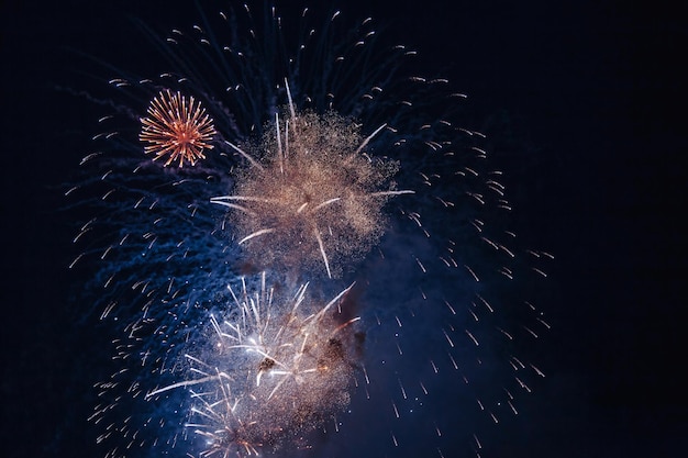 Feiertagsfeuerwerkshintergründe mit Funken, farbigen Sternen und hellen Nebelflecken auf schwarzem Nachthimmeluniversum, Kometen. Erstaunliches buntes Feuerwerk der Schönheit auf der Feier, zeigt. Urlaubshintergründe