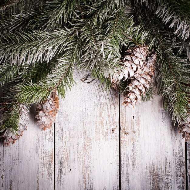 Feiertagshintergrund für die Weihnachtsgrüße auf Holz