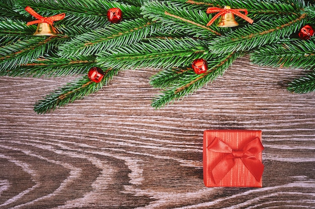 Feiertagshintergrund mit Saisonwünschen und Grenze von realistisch aussehenden Weihnachtsbaumzweigen, die mit Beeren verziert sind.