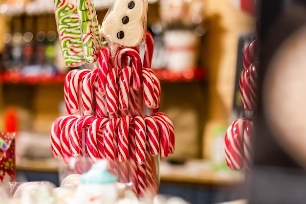 Feiertagstheke gestreifter Lutscher süße Süßigkeiten Lebkuchen am Stiel