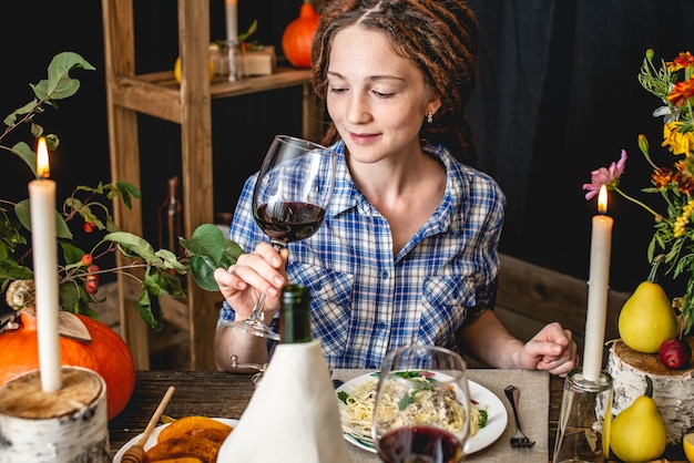 Feiertagswochenende süßes Abendessen mit Rotwein und Nudeln