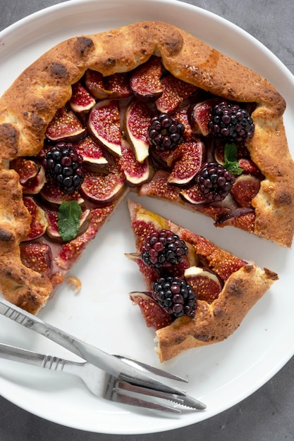 Feigen Galette mit frischen Feigen. Traditionelle rustikale Frucht hausgemachte Torte, Draufsicht.