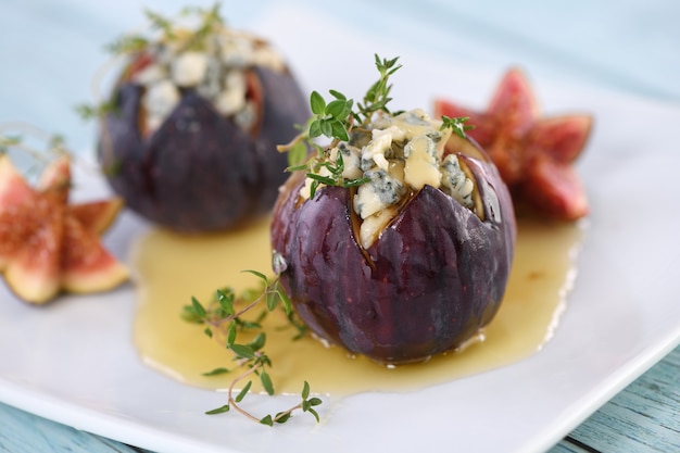 Feigen gefüllt mit Blauschimmelkäse und Thymian, gewürzt mit Honig