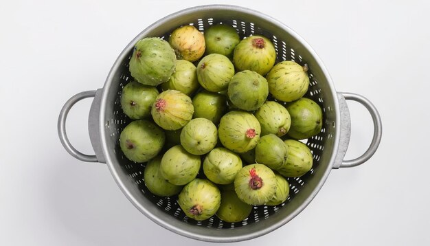 Feigen in einem Kolander, Bio-Frucht, isoliert auf weißem Hintergrund