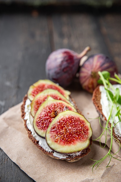 Feigen-Sandwich-Frühstück gesunde Ernährung frische Mahlzeit Snack auf dem Tisch kopieren Raum Essen Hintergrund rustikal