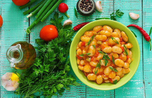 Feijão branco cozido no vapor com legumes em molho de tomate