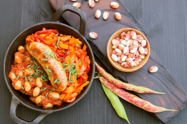 Feijão cozido com legumes e salsichas