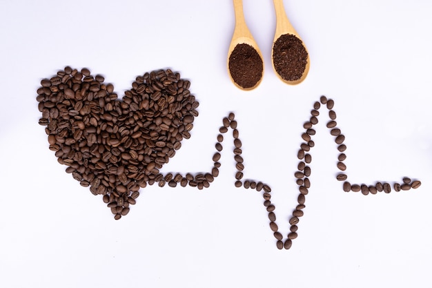 Feijão de café de vista superior em batida de coração de forma de coração