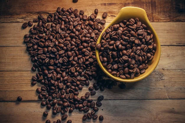 Feijão de café em fundo de madeira