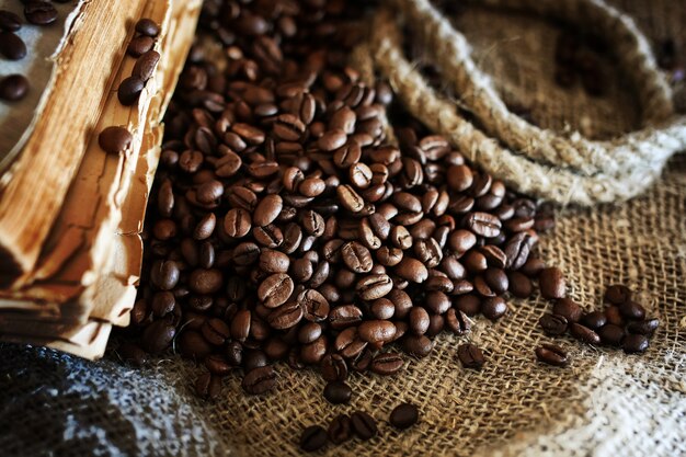 Feijão de café em fundo têxtil