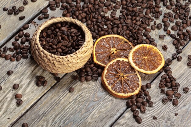 Feijão de café em uma tigela de madeira