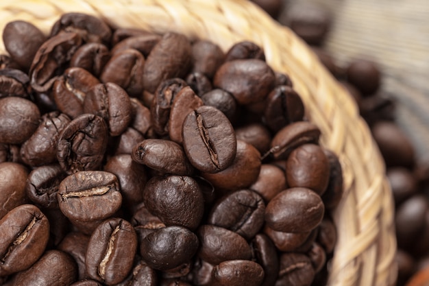 Feijão de café em uma tigela de madeira