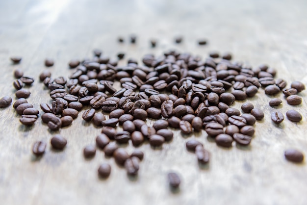 Foto feijão de café na madeira velha