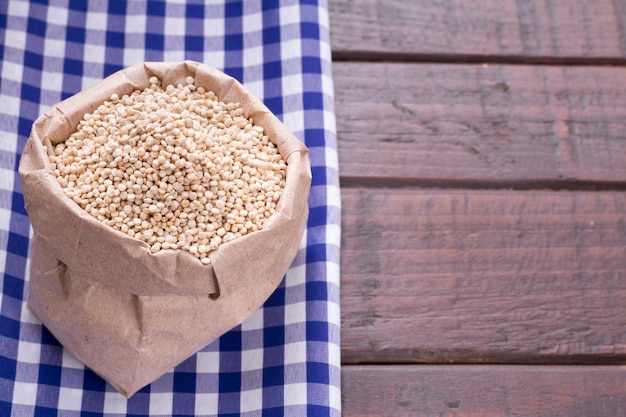 Feijão de quinoa em tigela sobre a mesa