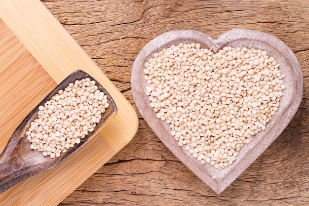 Feijão de quinoa em tigela sobre fundo de madeira