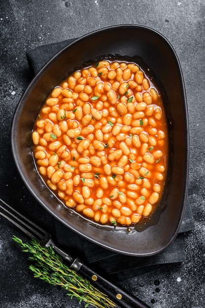 feijão em molho de tomate em um prato.