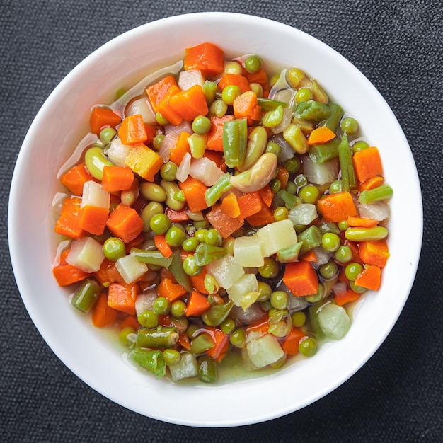 Feijão, ervilhas, feijão verde, cenoura, aipo mix vegetal fresco prato refeição saudável comida lanche dieta