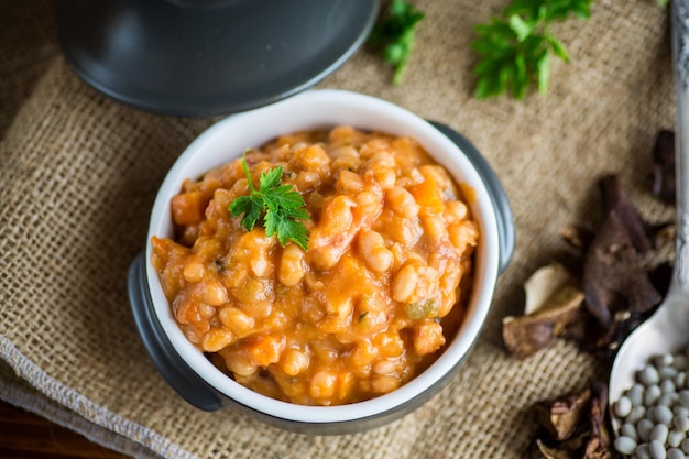 Feijão estufado com legumes e especiarias numa tigela