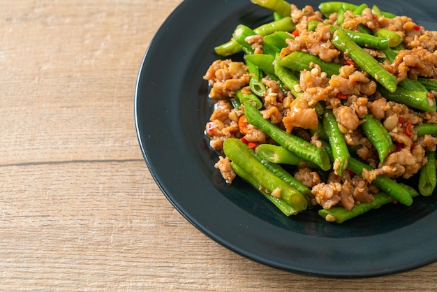 feijão francês frito ou feijão verde com carne de porco picada - estilo de comida asiática