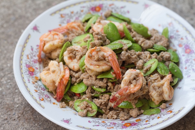 Feijão frito com camarão e carne de porco picada