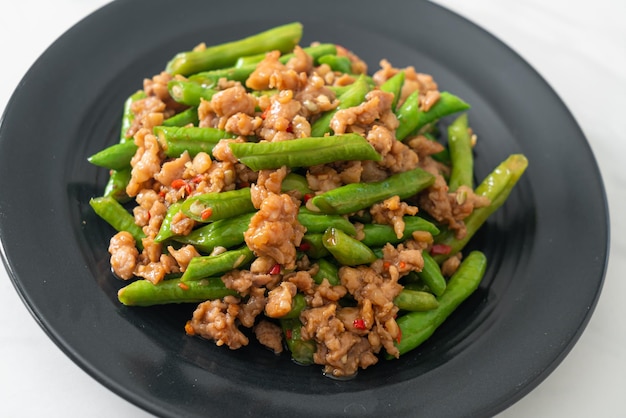 feijão frito ou feijão verde com carne de porco picada - comida asiática