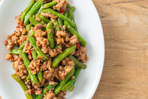 feijão frito ou feijão verde com carne de porco picada - comida asiática