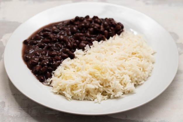 Foto feijão preto e arroz cozido no prato branco