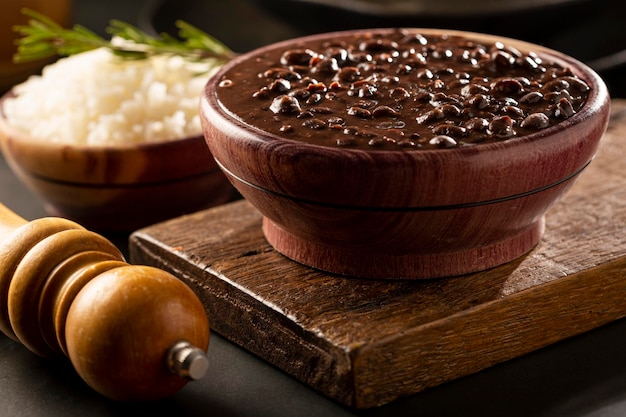 Foto feijão preto e arroz em tigela de madeira