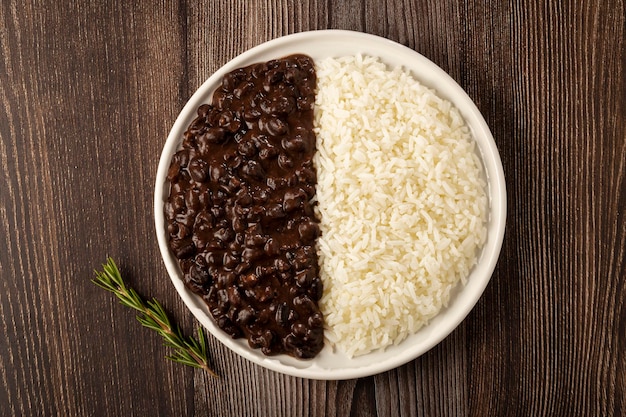 Foto feijão preto e prato de arroz