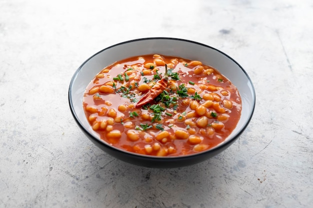 Feijão vermelho enlatado com molho de tomate em uma tigela