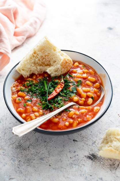 Feijão vermelho enlatado com molho de tomate em uma tigela