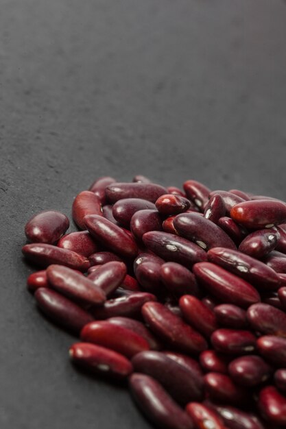 Foto feijão vermelho na mesa preta