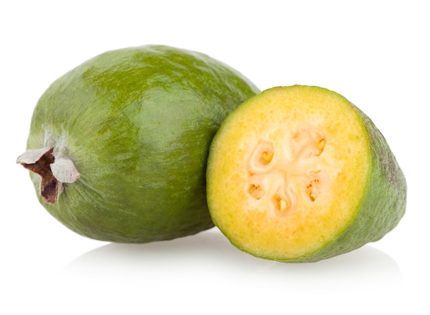 Feijoa aislado en blanco