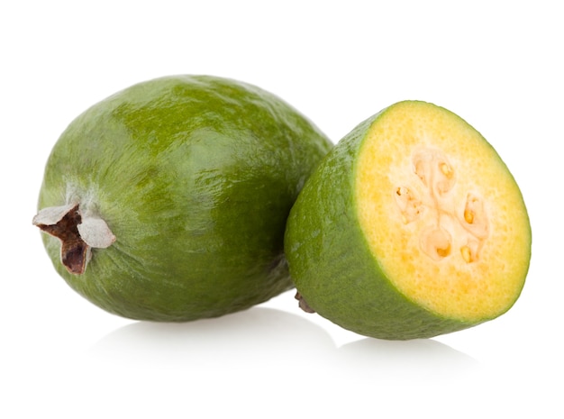 Feijoa aislado en blanco