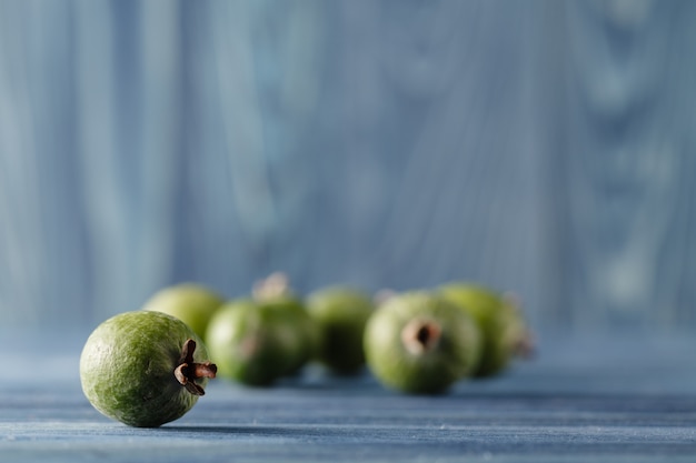 Feijoa, Ananas Guave auf einem dunklen Holzhintergrund. selektiver Fokus