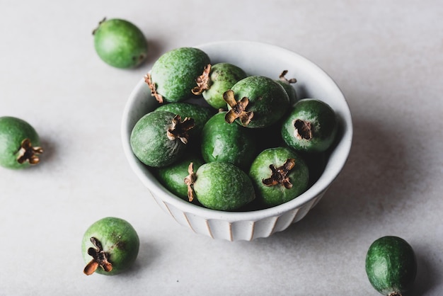 Foto feijoa em uma tigela vintage