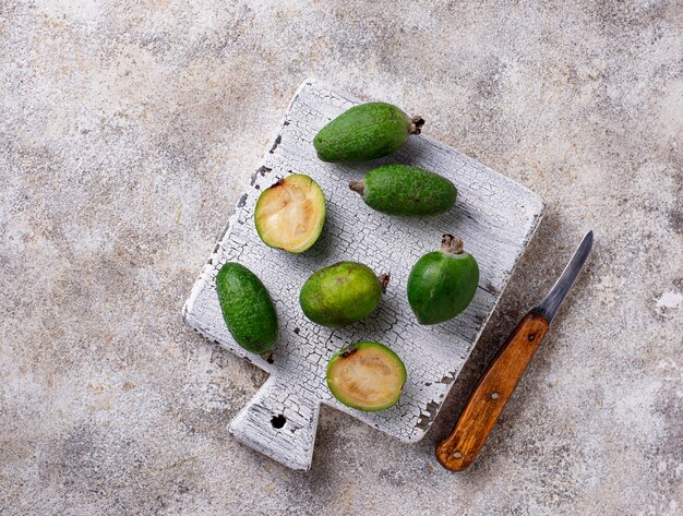 Feijoa fresco em um fundo claro