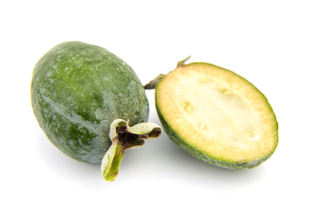 Feijoa-Frucht oder ganze und halbe Ananas-Guave isoliert auf weißem Hintergrund