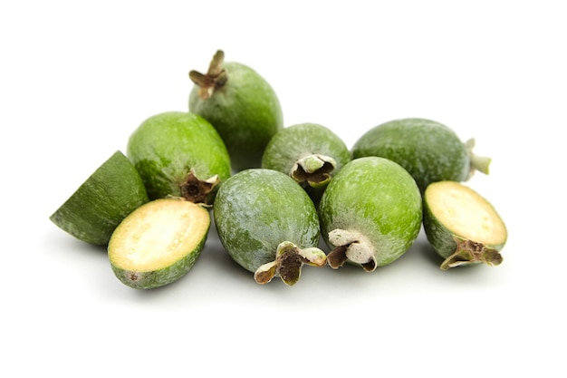 Feijoa-Frucht oder ganze und halbe Ananas-Guave isoliert auf weißem Hintergrund