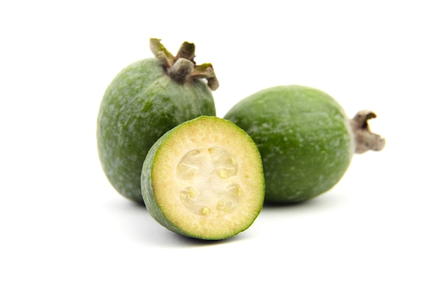 Feijoa-Frucht oder ganze und halbe Ananas-Guave isoliert auf weißem Hintergrund