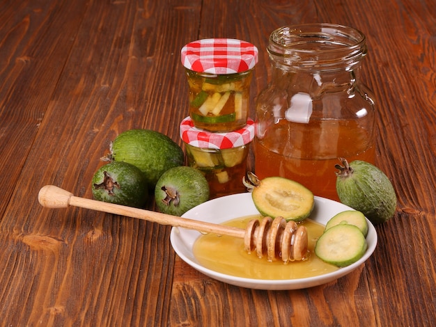 Feijoa Frutas com mel na mesa de madeira