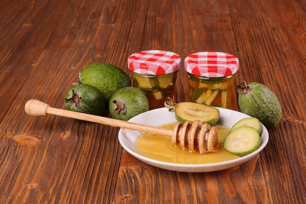 Feijoa Frutas com mel na mesa de madeira