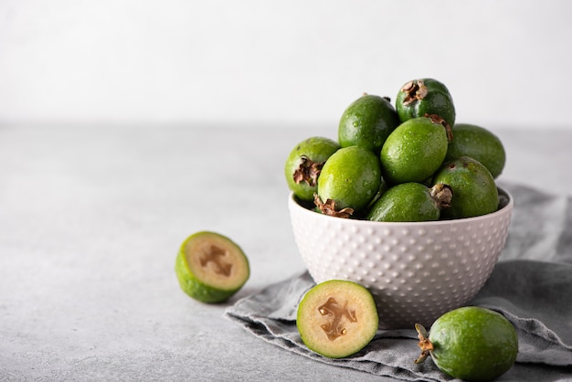 Feijoa grande madura en un cuenco gris