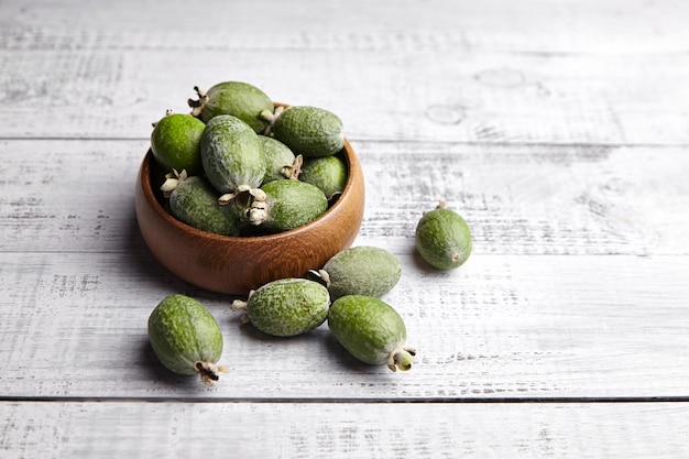 Feijoa ou goiaba abacaxi em uma tigela sobre mesa de madeira cinza