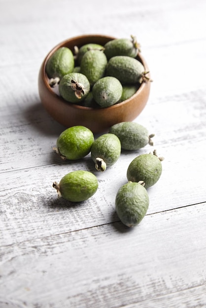 Feijoa ou goiaba abacaxi em uma tigela sobre mesa de madeira cinza