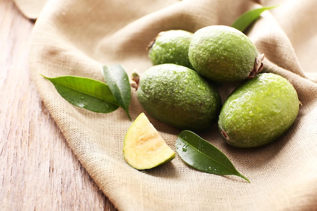 Feijoa en primer plano de la mesa