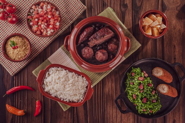 Feijoada brasileira com costela de porco defumada, lombo e linguiça