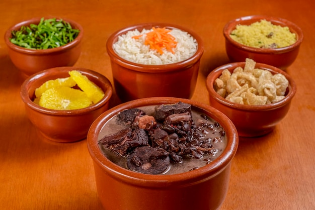 Feijoada brasileira Comida feita com feijão preto porco e linguiça com acompanhamentos tradicionais