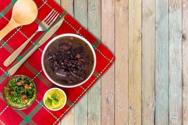 Feijoada Brasileña. Con un fondo de madera. Vista superior - Imagen